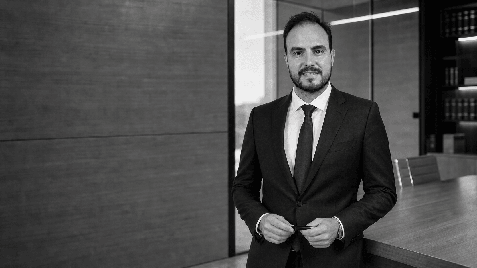 Fernando Casado Arias, abogado, de pie en su despacho