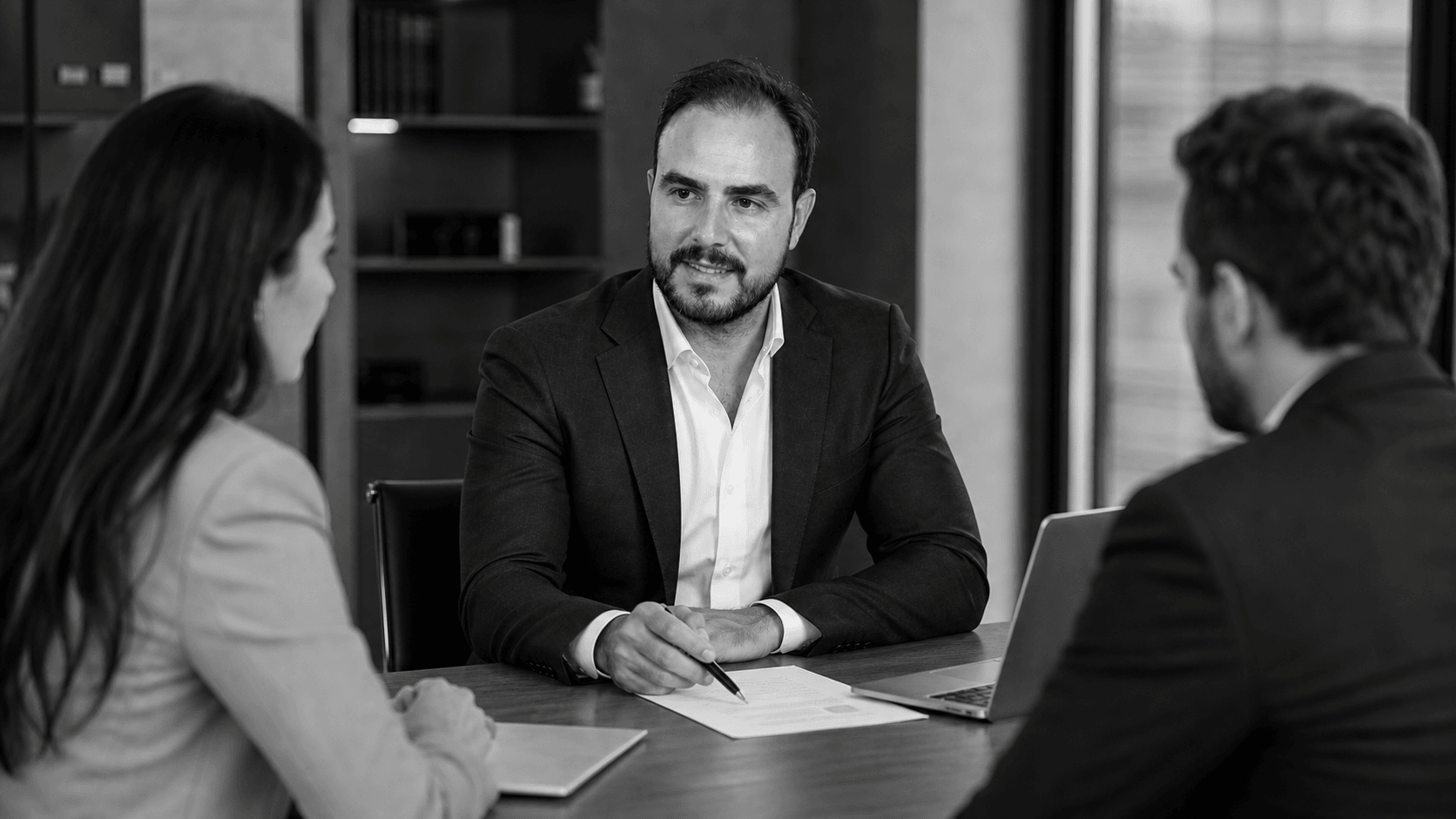 Fernando Casado Arias en una reunión con clientes